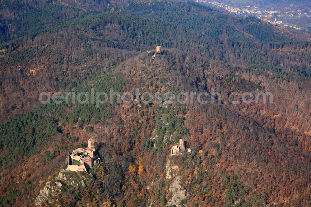 Ribeauville from the bird's eye view: Ruins and vestiges of the former castles and fortresses Chateu du Haut-Ribeaupierre, Chateau de Saint-Ulrich and Chateau du Girsberg in Ribeauville in France