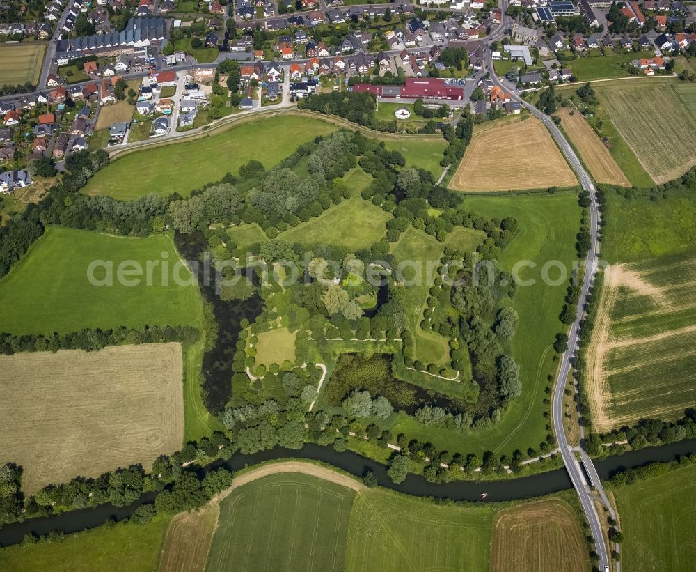 Lippstadt-Lipperode from the bird's eye view: Ruins of a lowland castle with fortification and moats in the Soest Boerde in Lippstadt-Lipperode in the state of North Rhine-Westphalia