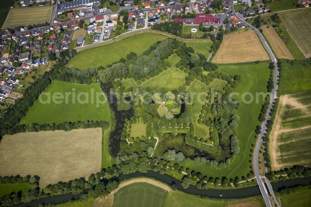 Aerial image Lippstadt-Lipperode - Ruins of a lowland castle with fortification and moats in the Soest Boerde in Lippstadt-Lipperode in the state of North Rhine-Westphalia