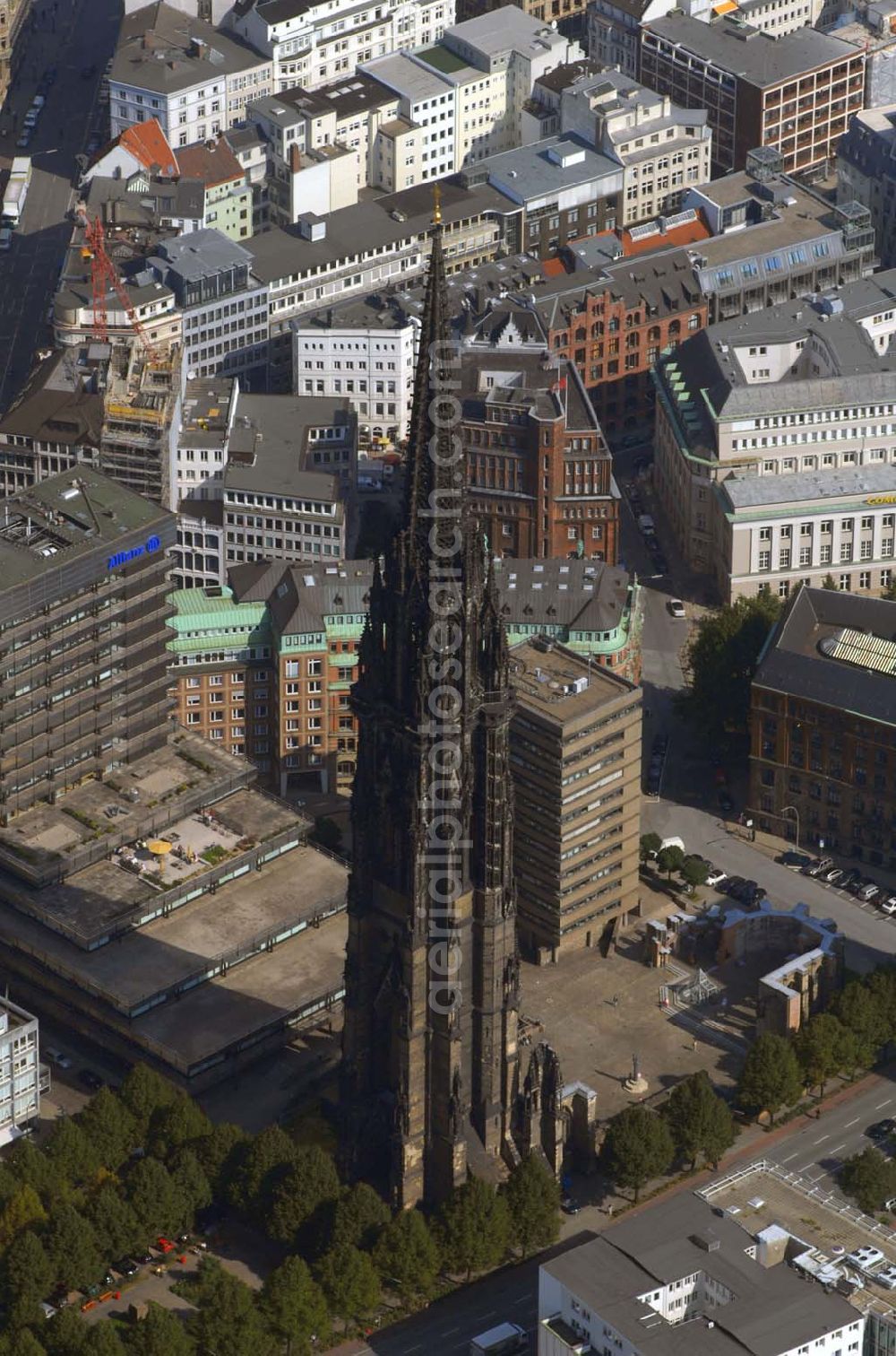 Hamburg from above - Blick auf die Ruine der St. Nikolaikirche in der Ost-West-Straße 60, 20457 Hamburg. Die ehemalige Hauptkirche St. Nikolai ist heute eine Kirchenruine, ein Mahnmal und eine Sehenswürdigkeit zu gleich. Neben einer Ausstellung und dem Panoramalift hat sie noch viel mehr zu bieten.