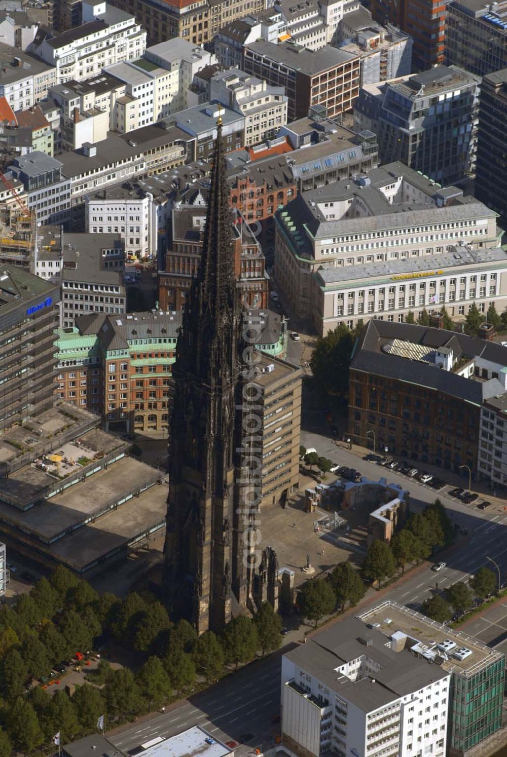 Hamburg from the bird's eye view: Blick auf die Ruine der St. Nikolaikirche in der Ost-West-Straße 60, 20457 Hamburg. Die ehemalige Hauptkirche St. Nikolai ist heute eine Kirchenruine, ein Mahnmal und eine Sehenswürdigkeit zu gleich. Neben einer Ausstellung und dem Panoramalift hat sie noch viel mehr zu bieten.