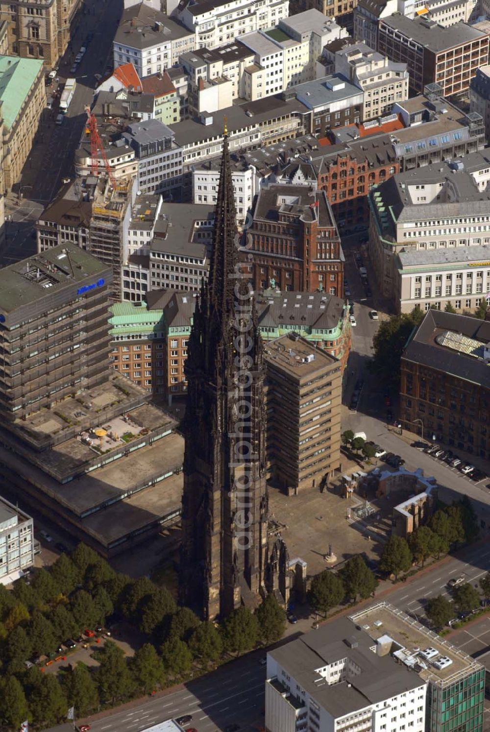 Aerial image Hamburg - Blick auf die Ruine der St. Nikolaikirche in der Ost-West-Straße 60, 20457 Hamburg. Die ehemalige Hauptkirche St. Nikolai ist heute eine Kirchenruine, ein Mahnmal und eine Sehenswürdigkeit zu gleich. Neben einer Ausstellung und dem Panoramalift hat sie noch viel mehr zu bieten.