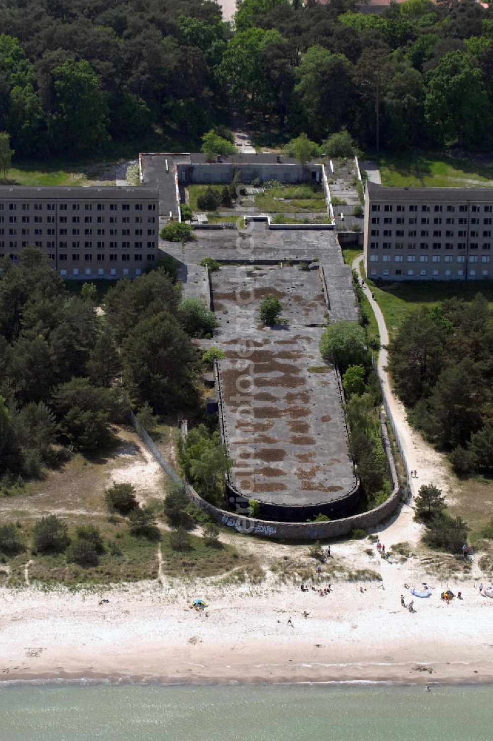 Aerial photograph Prora - Blick auf den nie fertig gestellten Gebäudeteil mit Gemeinschaftsräumen im Nordflügel 1 vom Seebad Prora. Der „Koloss von Prora“ bzw. KdF-Seebad Prora ist eine 18m-Modellanlage. Am 2. Mai 1936 fand die Grundsteinlegung des 1. von insgesamt 5 an der Nord und Ostseeküste geplanten Seebäder der 20.000 in Pora auf Rügen statt. Im November 1936 begannen 9 Baukonzerne und 48 Baufirmen mit ca. 5000 Arbeiter die Bauausführung, im Oktober 1938 konnte bereits Richtfest für das erste 500 m lange Unterkunftshaus gefeiert werden. Mit Kriegsbeginn 1939 wurden die Arbeiten auf der riesigen Großbaustelle stillgelegt. Nach 1945 wurden Teile des rohbauferigen KdF / Kraft durch Freude - Seebades demontiert und Abschnitte des Nordflügels von sowjetischen Truppen gesprengt. In den 50er Jahren übernahm die NVA der DDR das riesige Areal und baute es zu einem Militärstandort aus, etwa 10000 Soldaten und Offiziere waren ständig bis zur Auflösung 1990 in Prora kaserniert. Heute sind in dem historischen Gebäudekomplex u.a. folgende Einrichtungen untergebracht: Dokumentationszentrum der Stiftung NEUE KULTUR, das Museum zum Anfassen, KulturKunststatt Prora und die Grafik-Galerie.