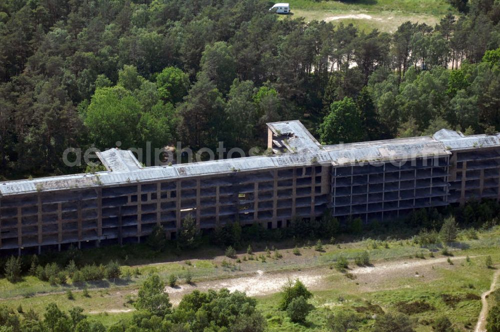 Aerial image Prora - Blick auf den völlig verrotteten Nordflügel 3 vom Seebad Prora. Der „Koloss von Prora“ bzw. KdF-Seebad Prora ist eine 18m-Modellanlage. Am 2. Mai 1936 fand die Grundsteinlegung des 1. von insgesamt 5 an der Nord und Ostseeküste geplanten Seebäder der 20.000 in Pora auf Rügen statt. Im November 1936 begannen 9 Baukonzerne und 48 Baufirmen mit ca. 5000 Arbeiter die Bauausführung, im Oktober 1938 konnte bereits Richtfest für das erste 500 m lange Unterkunftshaus gefeiert werden. Mit Kriegsbeginn 1939 wurden die Arbeiten auf der riesigen Großbaustelle stillgelegt. Nach 1945 wurden Teile des rohbauferigen KdF / Kraft durch Freude - Seebades demontiert und Abschnitte des Nordflügels von sowjetischen Truppen gesprengt. In den 50er Jahren übernahm die NVA der DDR das riesige Areal und baute es zu einem Militärstandort aus, etwa 10000 Soldaten und Offiziere waren ständig bis zur Auflösung 1990 in Prora kaserniert. Heute sind in dem historischen Gebäudekomplex u.a. folgende Einrichtungen untergebracht: Dokumentationszentrum der Stiftung NEUE KULTUR, das Museum zum Anfassen, KulturKunststatt Prora und die Grafik-Galerie.