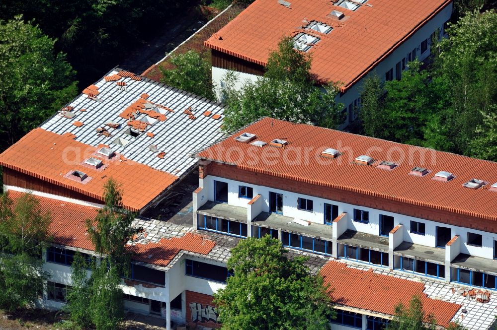 Aerial photograph Lauta - Ruin resp. affected by vandalism of vacant residential and commercial complex in Lauta in the state Saxony