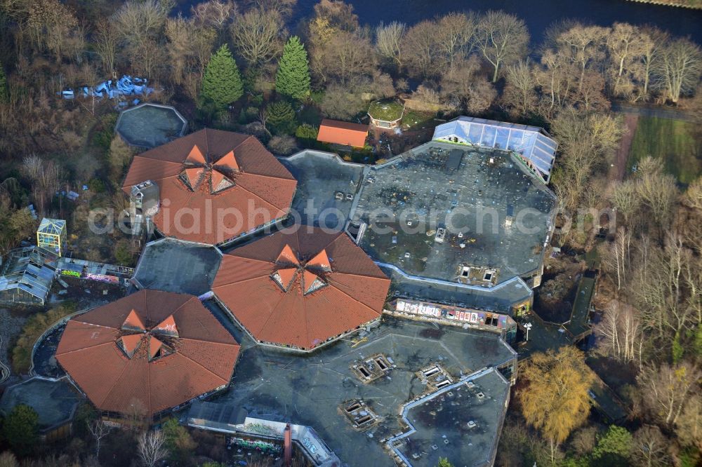 Berlin from the bird's eye view: Ruins of the decaying land with the building of the closed water park in the district Blub Berlin Tempelhof