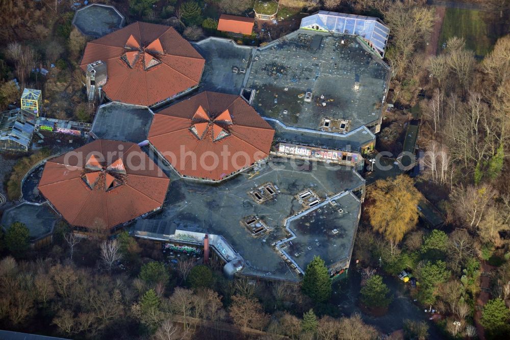 Aerial image Berlin - Ruins of the decaying land with the building of the closed water park in the district Blub Berlin Tempelhof