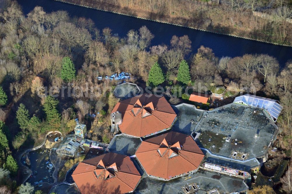 Aerial photograph Berlin - Ruins of the decaying land with the building of the closed water park in the district Blub Berlin Tempelhof