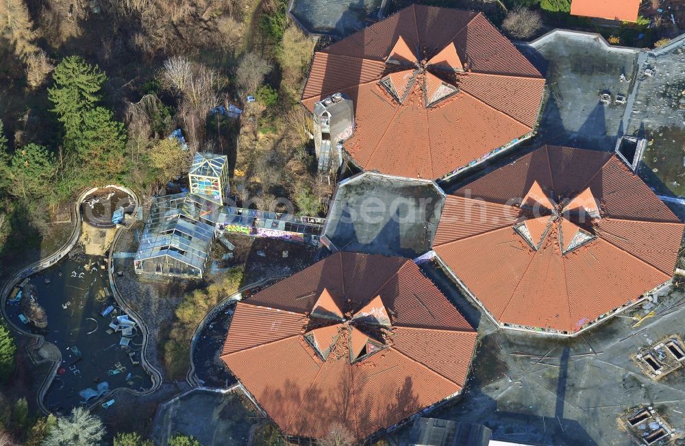 Aerial photograph Berlin - Ruins of the decaying land with the building of the closed water park in the district Blub Berlin Tempelhof