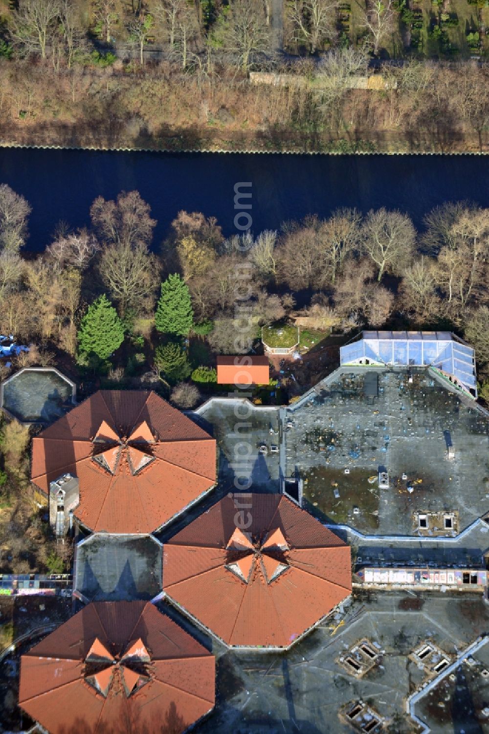 Aerial image Berlin - Ruins of the decaying land with the building of the closed water park in the district Blub Berlin Tempelhof