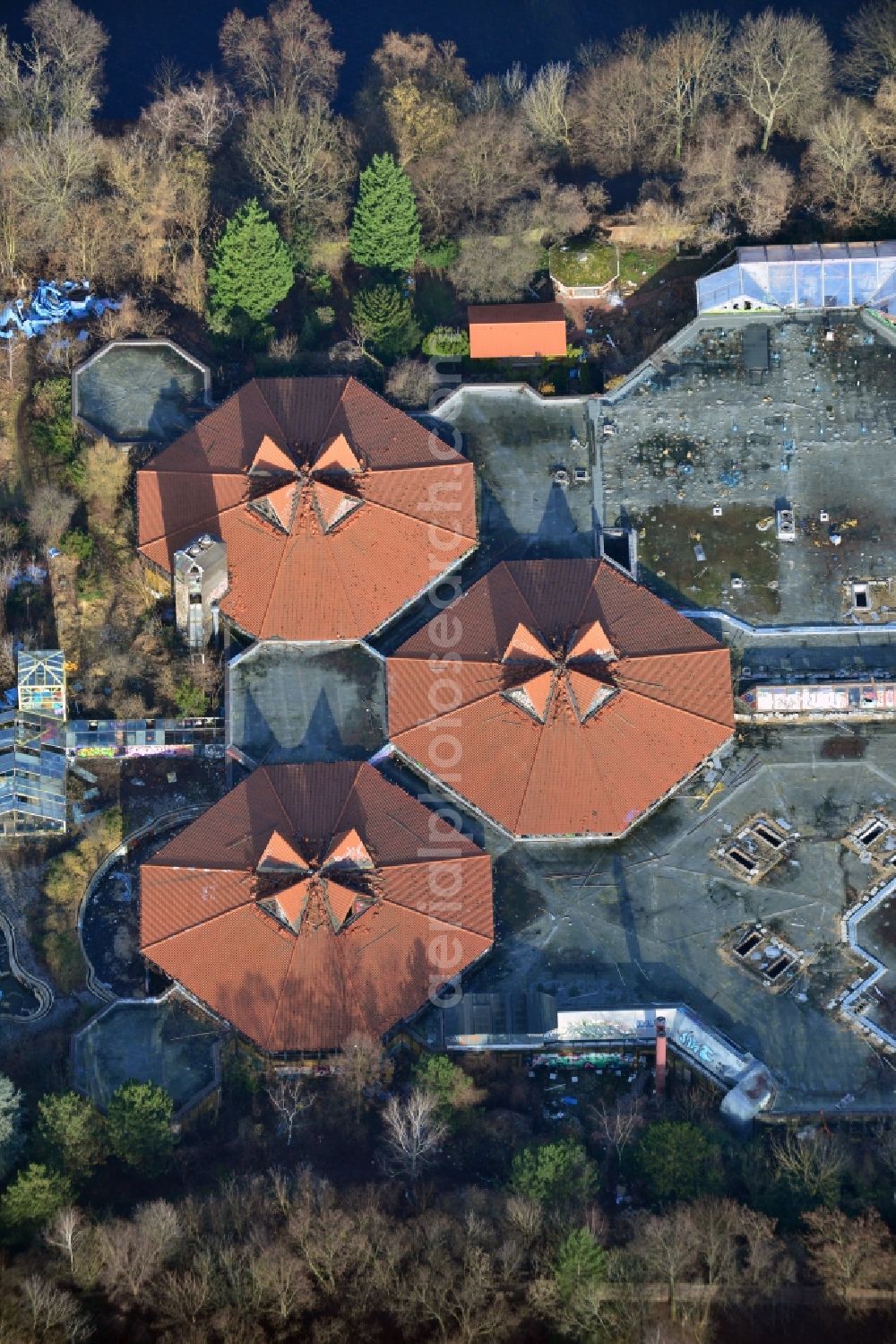 Aerial photograph Berlin - Ruins of the decaying land with the building of the closed water park in the district Blub Berlin Tempelhof