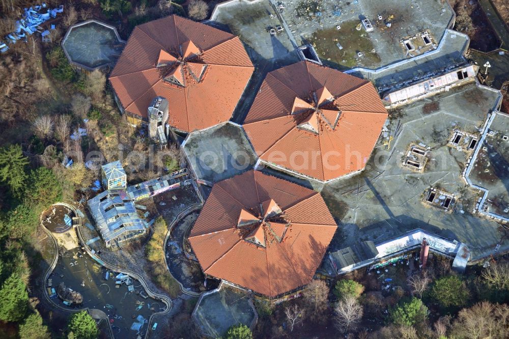 Berlin from the bird's eye view: Ruins of the decaying land with the building of the closed water park in the district Blub Berlin Tempelhof