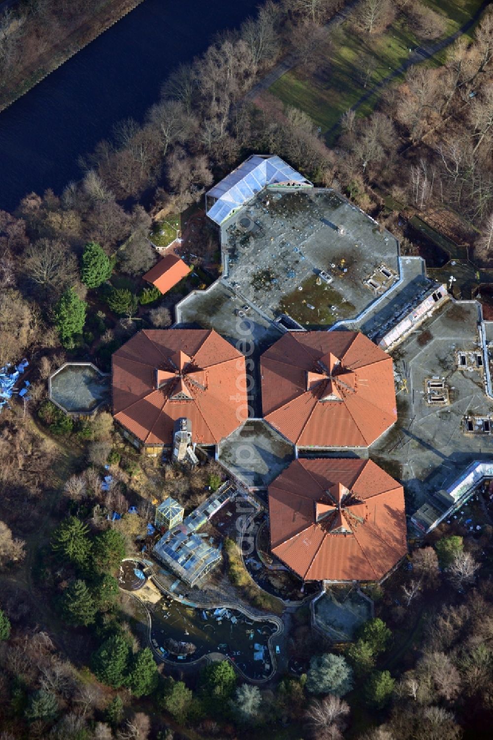 Aerial image Berlin - Ruins of the decaying land with the building of the closed water park in the district Blub Berlin Tempelhof