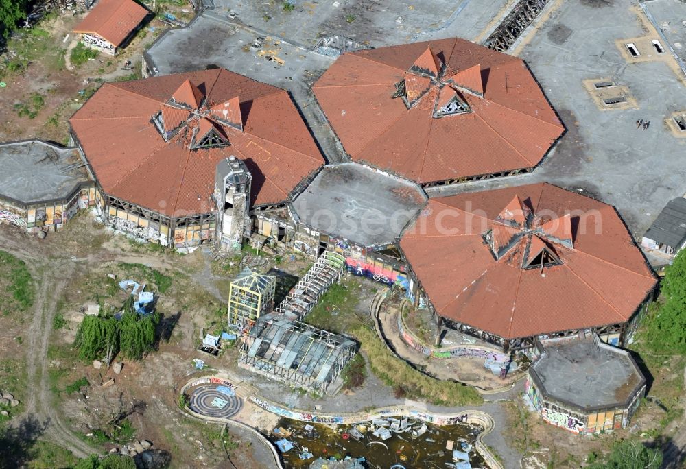 Berlin from the bird's eye view: Ruins of the decaying land with the building of the closed water park in the district Blub Berlin Tempelhof