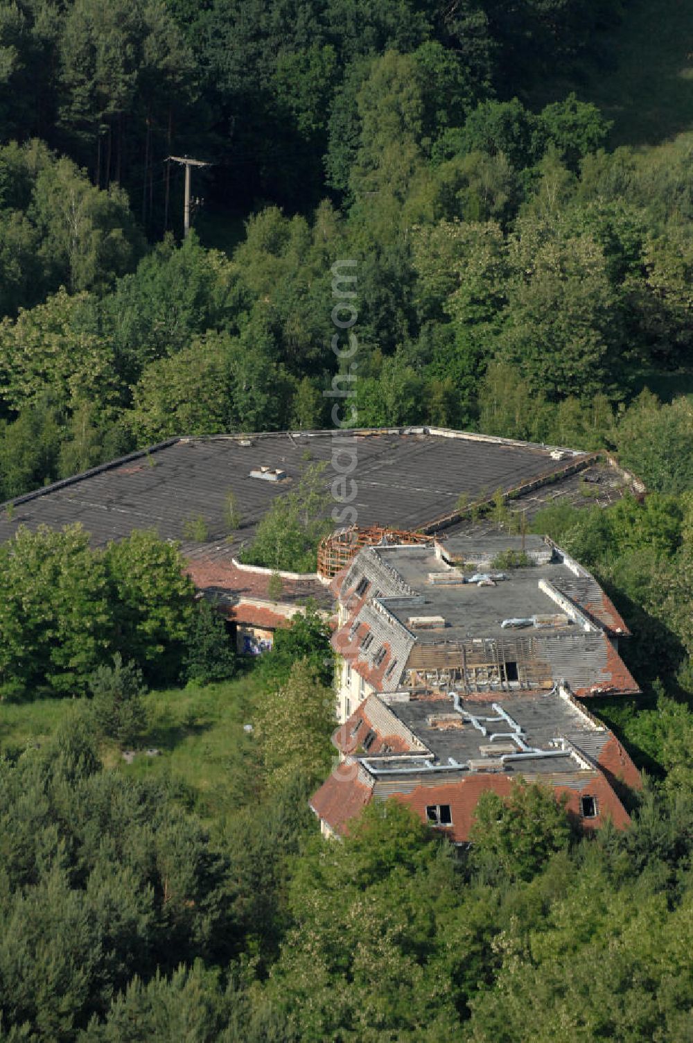 Templin from the bird's eye view: Blick auf eine Ruine eines ehemaligen Erholungsobjekt im Wald / Forst Buchheide BB. View onto the ruin / wreckage of a former recreation object in a wood / forest Buchheide.