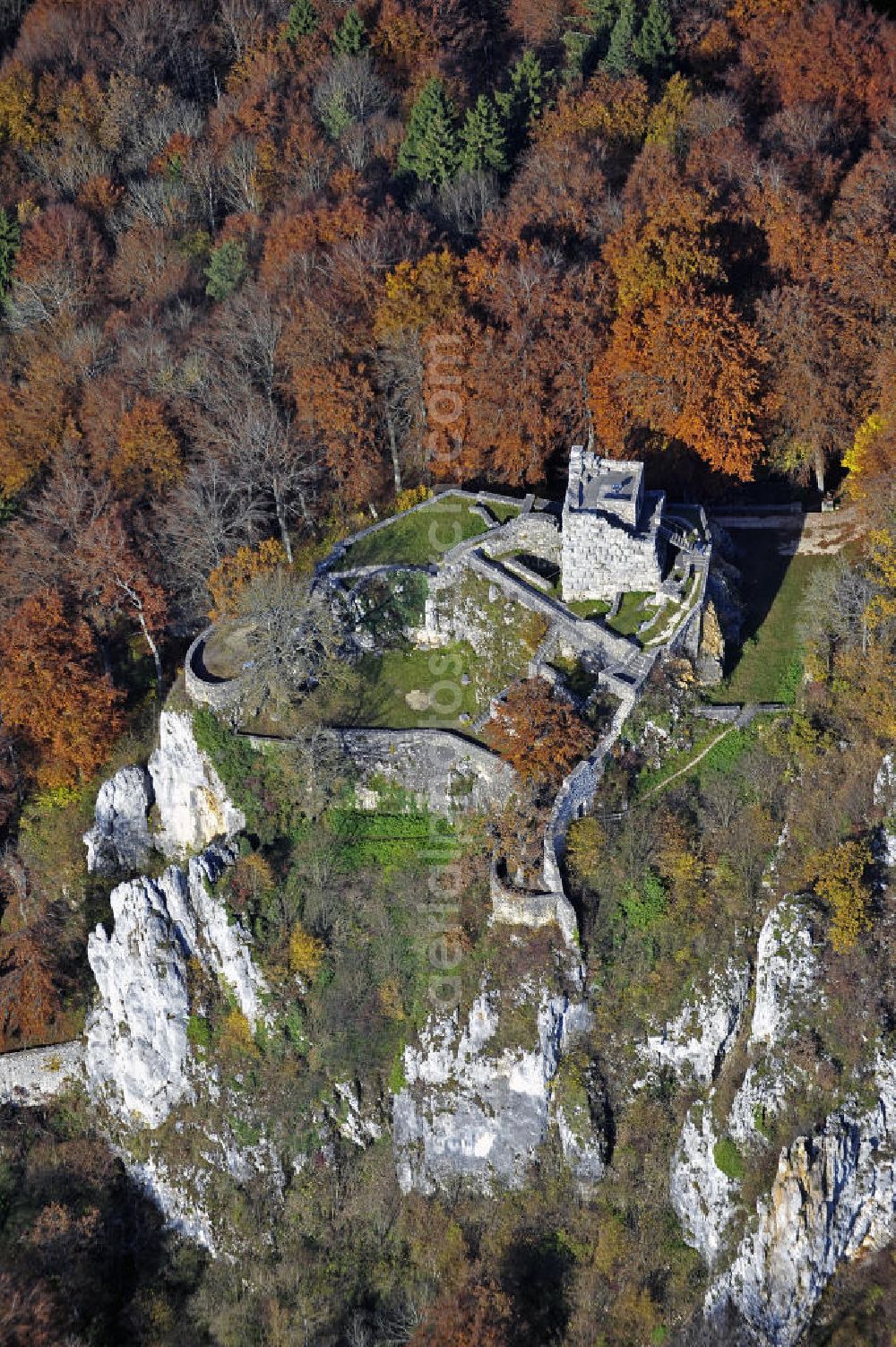 Münsingen from the bird's eye view: Die Ruinen der mittelalterlichen Burg Hohengundelfingen im Lauertal. Die um 1200 erbaute Burg war der Hauptsitz der Familie von Gundelfingen. The ruins of the medieval castle Hohengundelfingen in the Valley of the Lauer River.