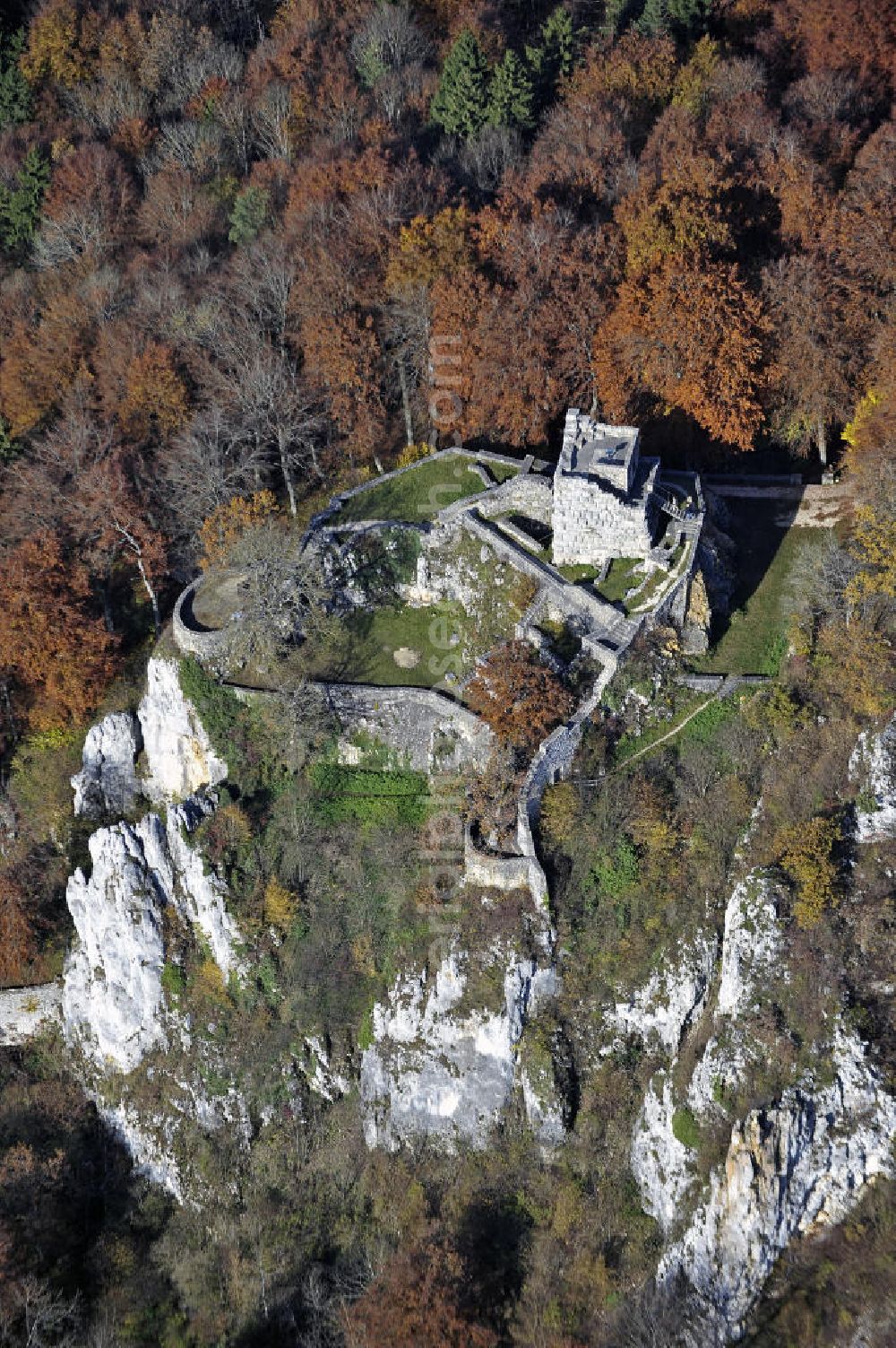 Aerial image Münsingen - Die Ruinen der mittelalterlichen Burg Hohengundelfingen im Lauertal. Die um 1200 erbaute Burg war der Hauptsitz der Familie von Gundelfingen. The ruins of the medieval castle Hohengundelfingen in the Valley of the Lauer River.