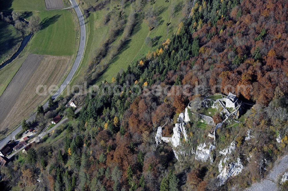 Aerial photograph Münsingen - Die Ruinen der mittelalterlichen Burg Hohengundelfingen im Lauertal. Die um 1200 erbaute Burg war der Hauptsitz der Familie von Gundelfingen. The ruins of the medieval castle Hohengundelfingen in the Valley of the Lauer River.