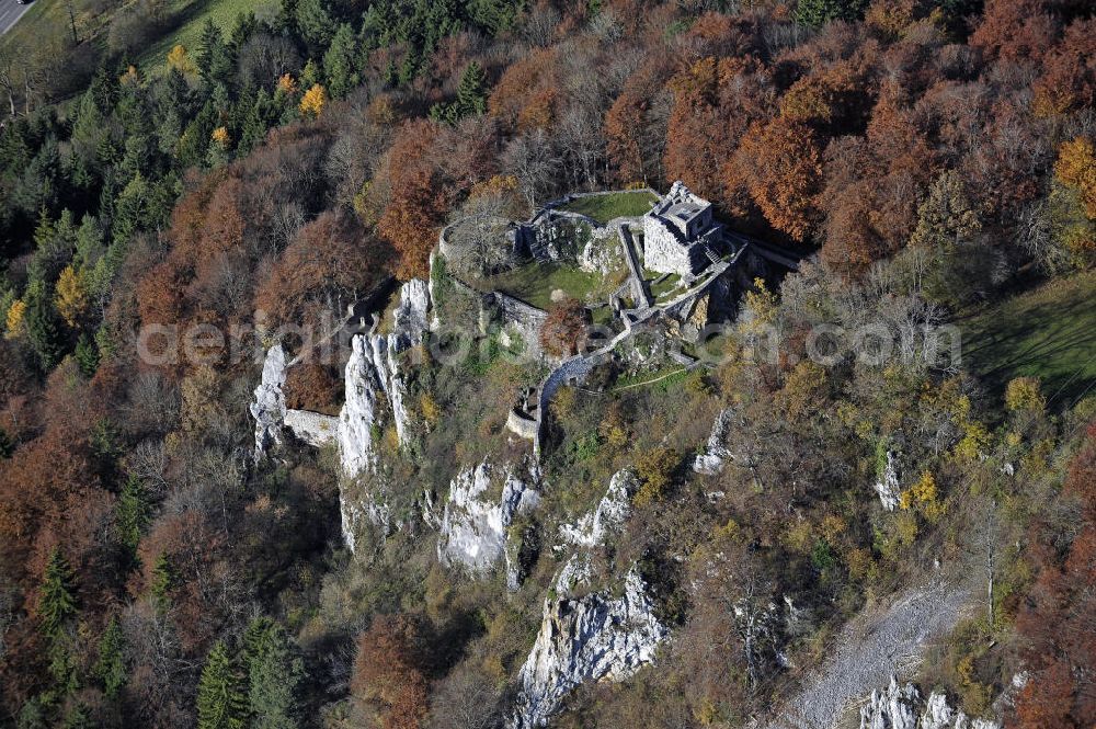 Münsingen from above - Die Ruinen der mittelalterlichen Burg Hohengundelfingen im Lauertal. Die um 1200 erbaute Burg war der Hauptsitz der Familie von Gundelfingen. The ruins of the medieval castle Hohengundelfingen in the Valley of the Lauer River.