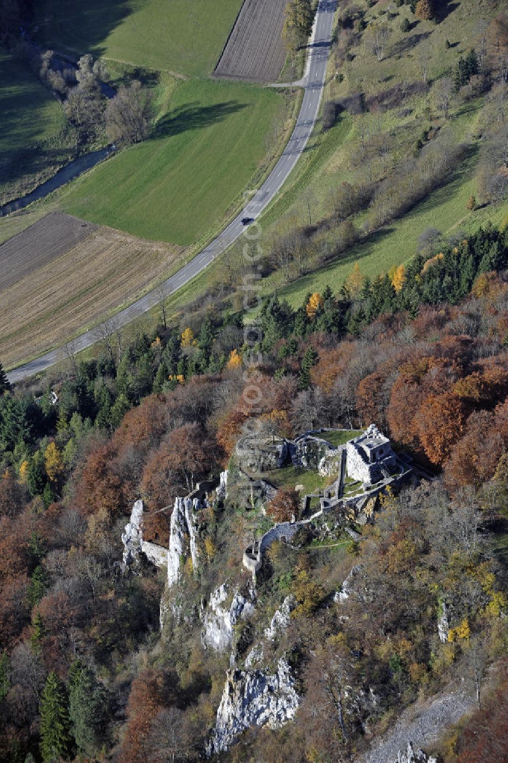 Münsingen from the bird's eye view: Die Ruinen der mittelalterlichen Burg Hohengundelfingen im Lauertal. Die um 1200 erbaute Burg war der Hauptsitz der Familie von Gundelfingen. The ruins of the medieval castle Hohengundelfingen in the Valley of the Lauer River.