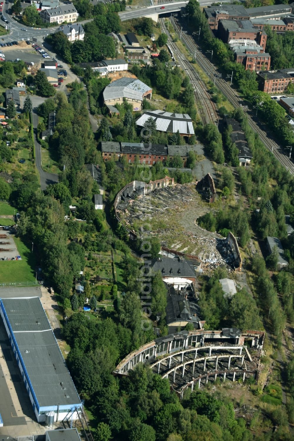 Aerial photograph Mylau - Remains of Trackage and rail routes on the roundhouse - locomotive hall of the railway operations work in der Friedensstrasse der Deutschen Bahn in Mylau in the state Saxony