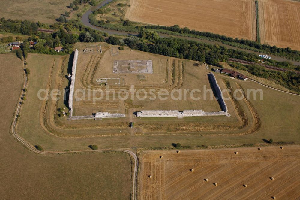 Richborough from above - Blick auf die Ruinen des Kastells Rutupiae in der Nähe des heutigen Richborough im County Kent. Es war Bestandteil der römischen Festungskette an der sogenannten Sachsenküste. Look at the ruins of the fort Rutupiæ near the present-day Richborough in Kent County. It was part of the Roman fortress chain on the so-called Saxon Shore.