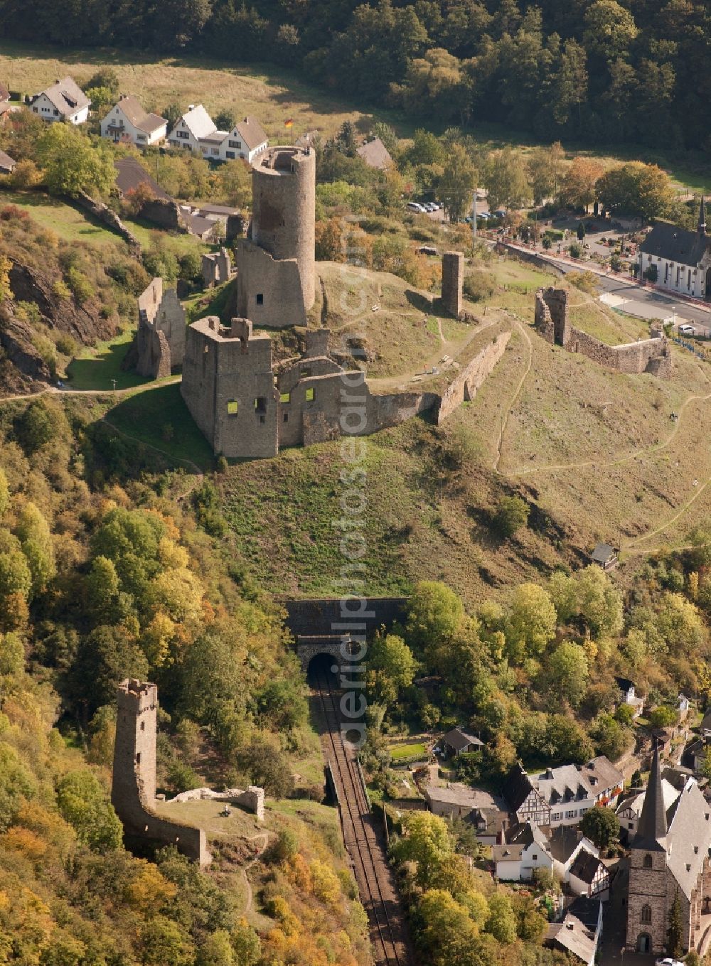 Monreal from the bird's eye view: View of the ruins of the Loewenburg and the Philippsburg in Monreal in the state of Rhineland-Palatinate