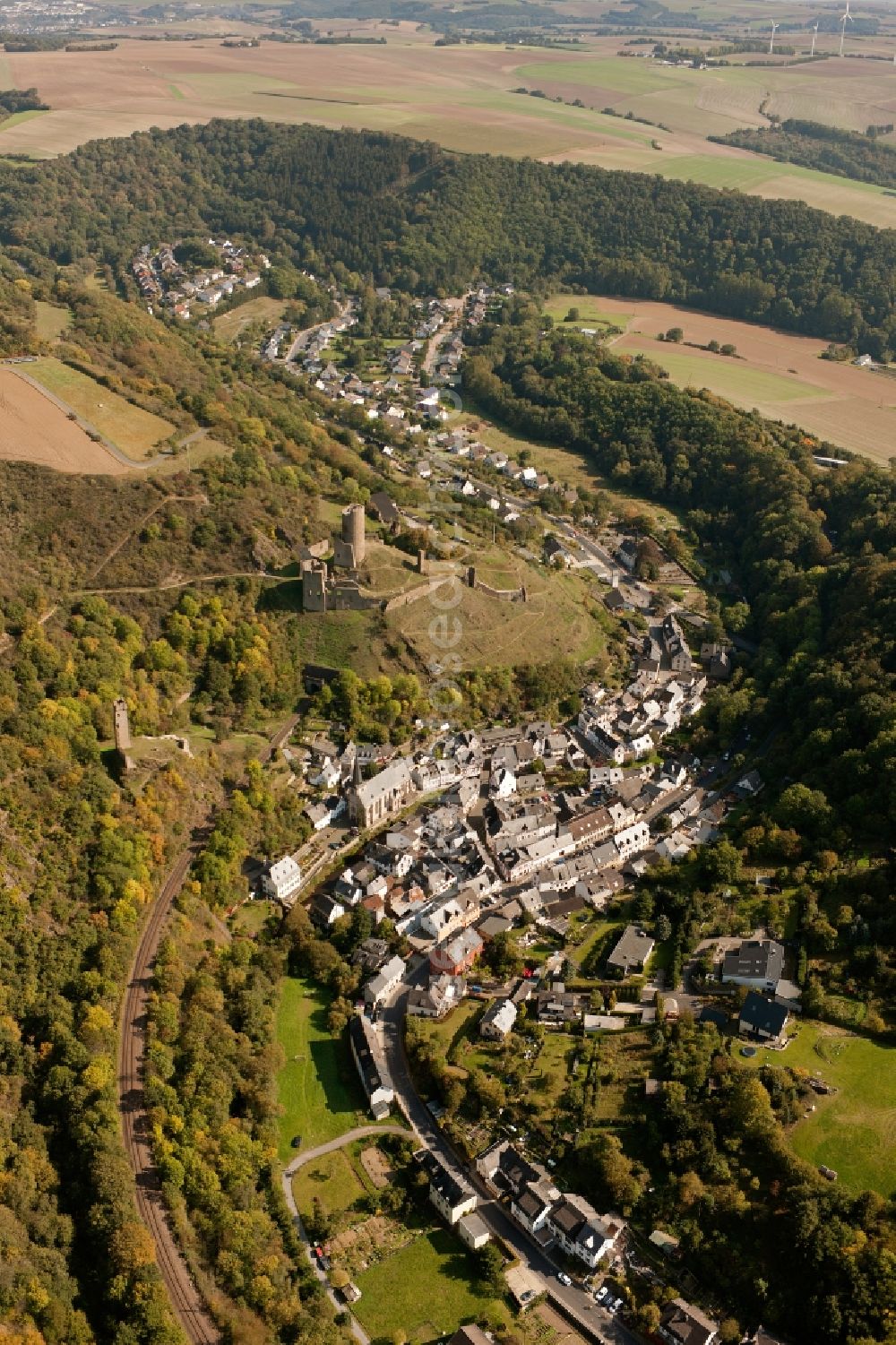 Aerial photograph Monreal - View of the ruins of the Loewenburg and the Philippsburg in Monreal in the state of Rhineland-Palatinate