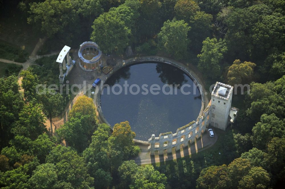 Aerial image Potsdam - Blick auf den Ruinenberg, einer Anhöhe zwischen Potsdam-Bornstedt im Westen und der Jägervorstadt in Potsdam, der Landeshauptstadt von Brandenburg. Zur Bewässerung der Fontänen im südlich angrenzenden Park Sanssouci ließ Friedrich der Große 1748 auf der Kuppe ein Wasserreservoir bauen und mit künstlichen Ruinen als antikisierende Gestaltungselemente ausschmücken. Im Zuge der Landschaftsverschönerung um Potsdam beauftragte Friedrich Wilhelm IV. den Gartenarchitekten Peter Joseph Lenné 1841 mit der gärtnerischen Gestaltung des Ruinenberggeländes.