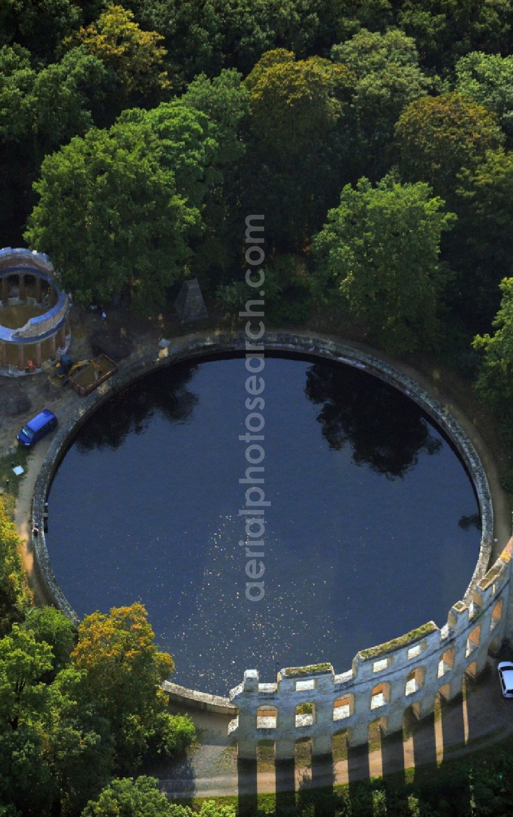 Aerial photograph Potsdam - Blick auf den Ruinenberg, einer Anhöhe zwischen Potsdam-Bornstedt im Westen und der Jägervorstadt in Potsdam, der Landeshauptstadt von Brandenburg. Zur Bewässerung der Fontänen im südlich angrenzenden Park Sanssouci ließ Friedrich der Große 1748 auf der Kuppe ein Wasserreservoir bauen und mit künstlichen Ruinen als antikisierende Gestaltungselemente ausschmücken. Im Zuge der Landschaftsverschönerung um Potsdam beauftragte Friedrich Wilhelm IV. den Gartenarchitekten Peter Joseph Lenné 1841 mit der gärtnerischen Gestaltung des Ruinenberggeländes.