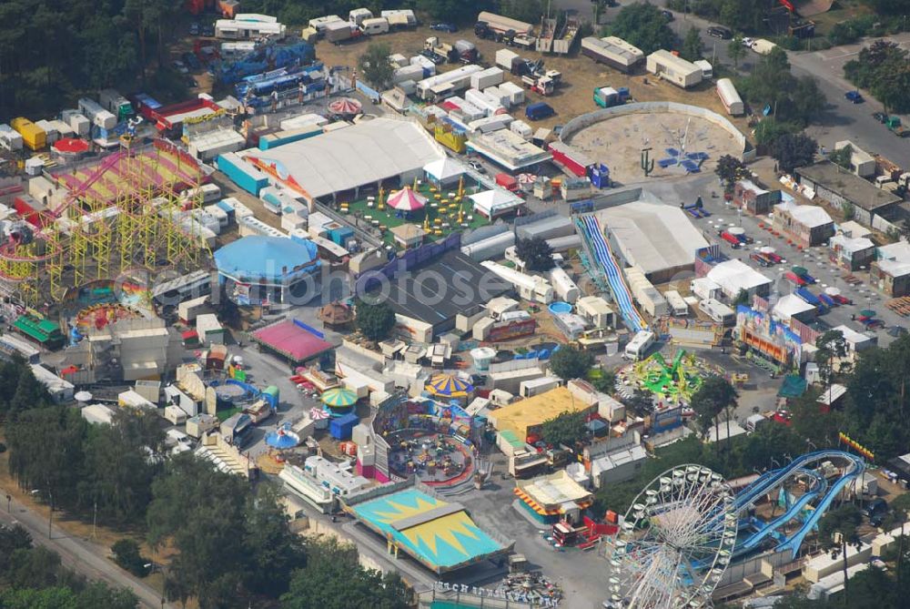 Berlin from above - Rummel in Berlin-Zehlendorf: Dieses Jahr ist der Staat New Mexico das Motto des deutsch-amerikanischen Volksfests. Neben einem umfangreichen Bühnenprogramm, der Nachbildung eines amerikanischen Dorfes, Achterbahn, Wildwasserbahn, etc. gibt es auch noch spezielle Events wie z.B. die Wahl der Mister und Miss Deutsch-Amerikanisches Volksfest. Infos unter: http://