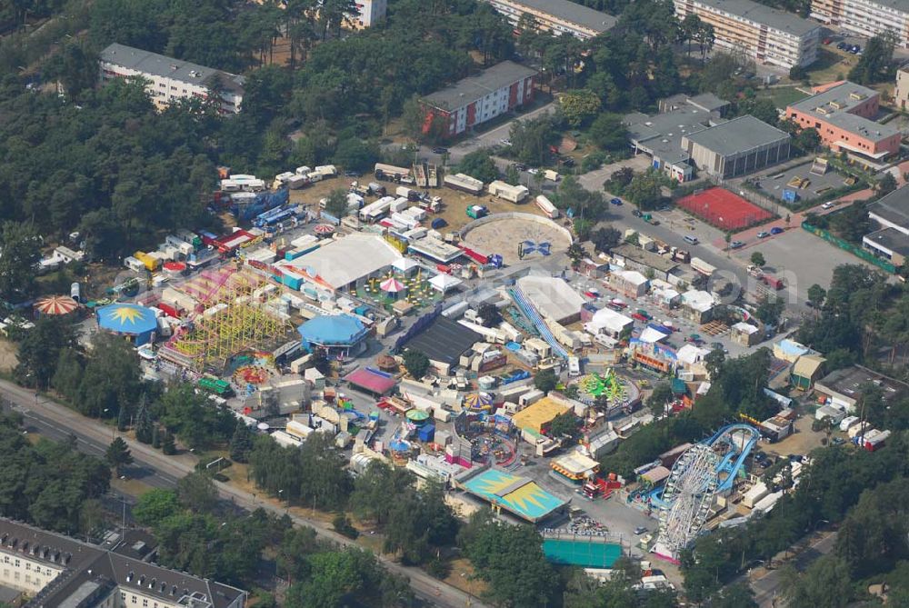 Berlin from the bird's eye view: Rummel in Berlin-Zehlendorf: Dieses Jahr ist der Staat New Mexico das Motto des deutsch-amerikanischen Volksfests. Neben einem umfangreichen Bühnenprogramm, der Nachbildung eines amerikanischen Dorfes, Achterbahn, Wildwasserbahn, etc. gibt es auch noch spezielle Events wie z.B. die Wahl der Mister und Miss Deutsch-Amerikanisches Volksfest. Infos unter: http://