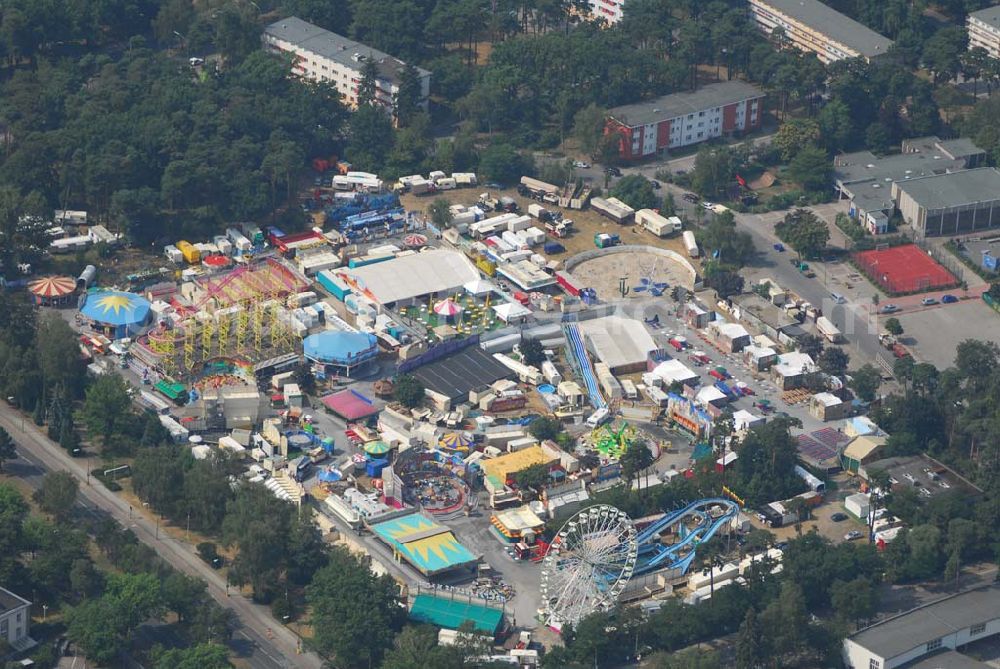 Aerial photograph Berlin - Rummel in Berlin-Zehlendorf: Dieses Jahr ist der Staat New Mexico das Motto des deutsch-amerikanischen Volksfests. Neben einem umfangreichen Bühnenprogramm, der Nachbildung eines amerikanischen Dorfes, Achterbahn, Wildwasserbahn, etc. gibt es auch noch spezielle Events wie z.B. die Wahl der Mister und Miss Deutsch-Amerikanisches Volksfest. Infos unter: http://