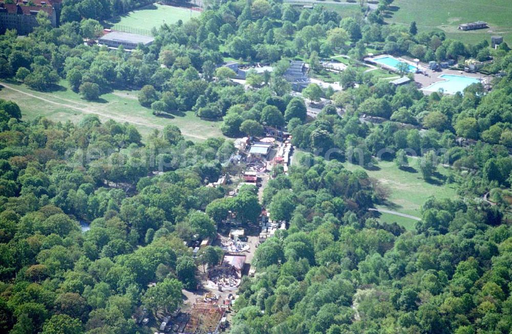 Aerial image Berlin / Tempelhof - Rummel und Schaustellerbetriebe an der Hasenheide am Flughafen Tempelhof. Ort: Berlin Datum: 05.05.03