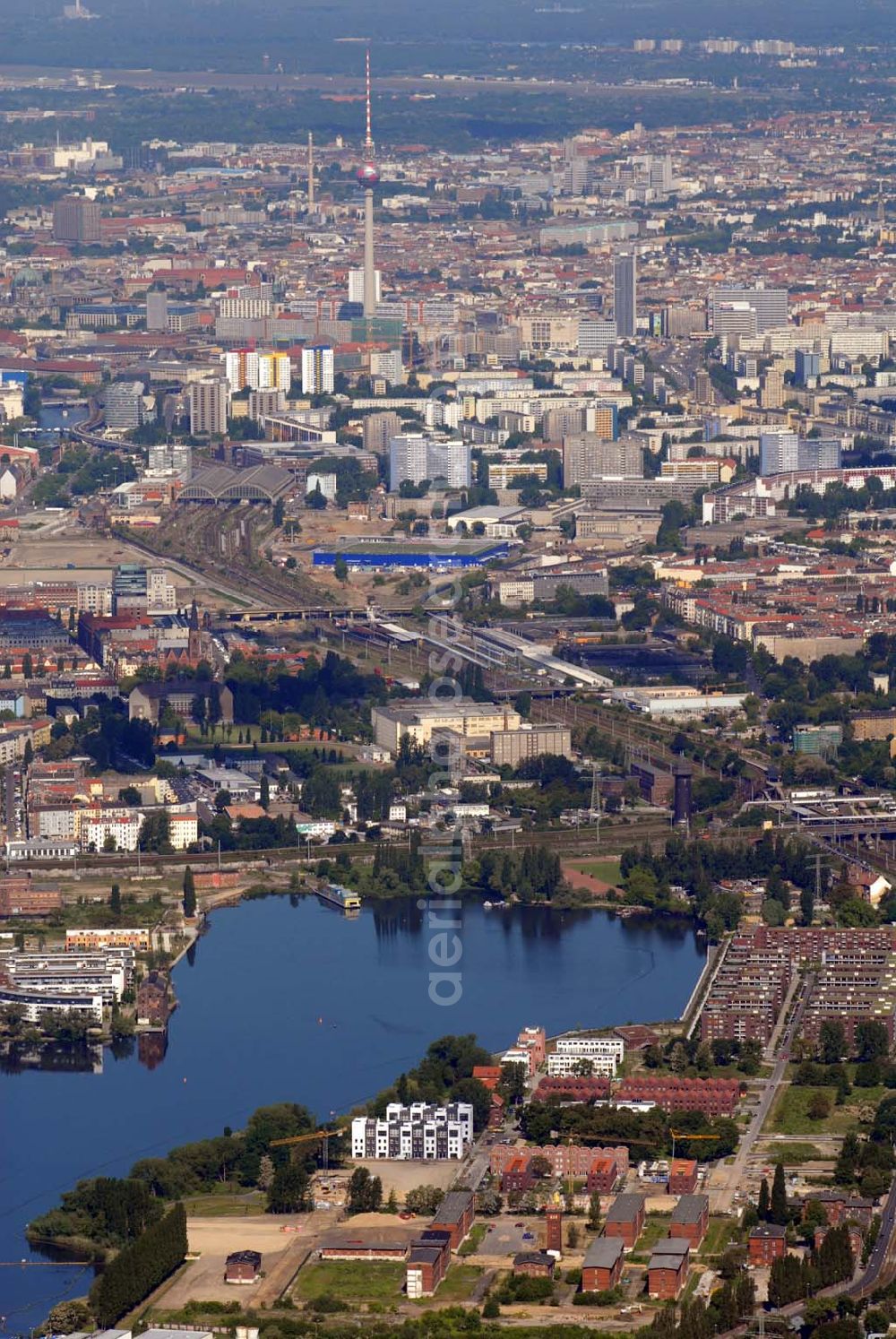 Aerial image Berlin - Blick auf die Stadtbezirke Friedrichshain und Mitte an der Rummelsburger Bucht in Lichtenberg. Fachbereich Stadtplanung Berlin-Rummelsburger Bucht Ansprechpartner: Herr Nöske, Telefon: 030 90296-6433