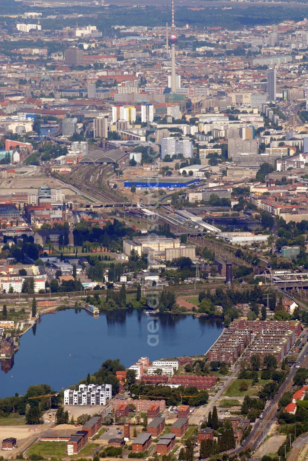 Aerial photograph Berlin - Blick auf die Stadtbezirke Friedrichshain und Mitte an der Rummelsburger Bucht in Lichtenberg. Fachbereich Stadtplanung Berlin-Rummelsburger Bucht Ansprechpartner: Herr Nöske, Telefon: 030 90296-6433