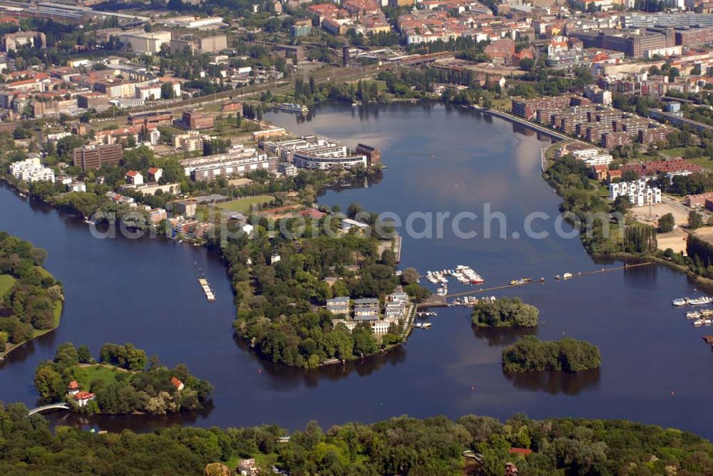 Aerial image Berlin - Blick auf die Rummelsburger Bucht und die Halbinsel Stralau sowie die Insel der Jugend (links). Im Hintergrund erkennt man den Bahnhof Ostkreuz. Fachbereich Stadtplanung Berlin-Rummelsburger Bucht Ansprechpartner: Herr Nöske, Telefon: 030 90296-643