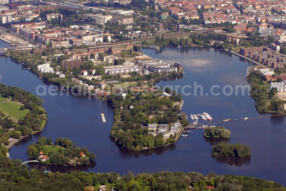 Aerial photograph Berlin - Blick auf die Rummelsburger Bucht und die Halbinsel Stralau sowie die Insel der Jugend (links). Im Hintergrund erkennt man den Bahnhof Ostkreuz. Fachbereich Stadtplanung Berlin-Rummelsburger Bucht Ansprechpartner: Herr Nöske, Telefon: 030 90296-643