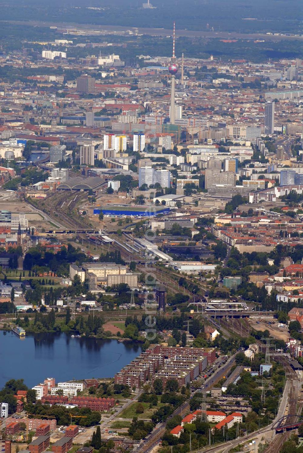 Aerial image Berlin - Blick auf die Stadtbezirke Friedrichshain und Mitte an der Rummelsburger Bucht in Lichtenberg. Fachbereich Stadtplanung Berlin-Rummelsburger Bucht Ansprechpartner: Herr Nöske, Telefon: 030 90296-6433