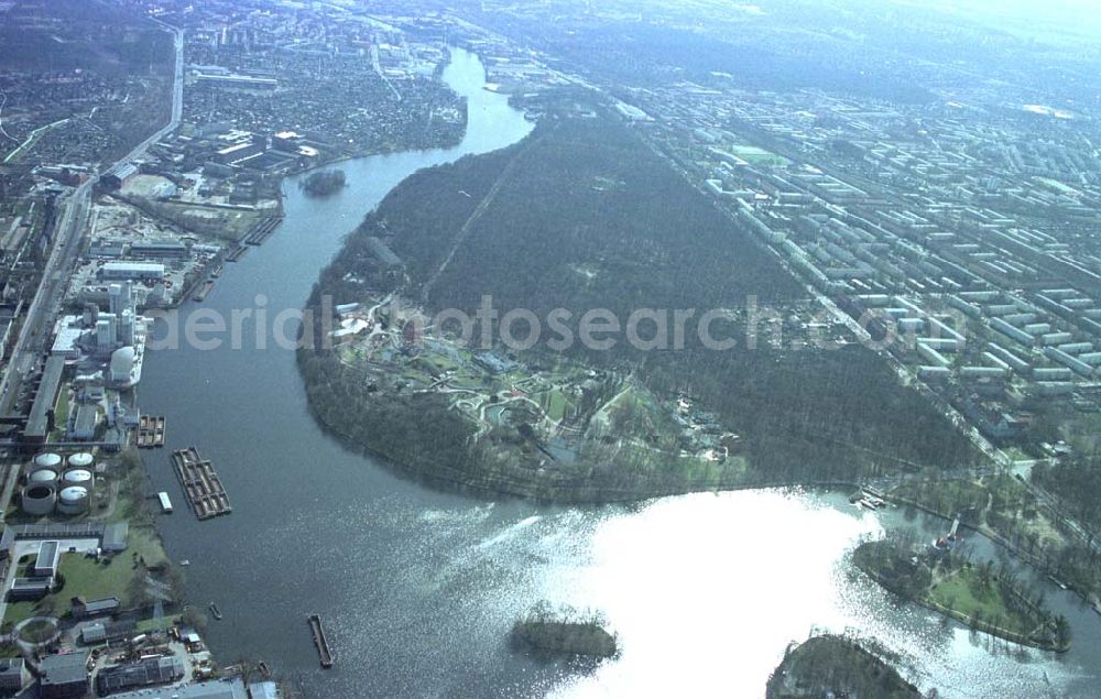 Aerial photograph Berlin- Treptow - Rummelsburger Bucht und Plänterwald in Berlin - Treptow. 11.03.02