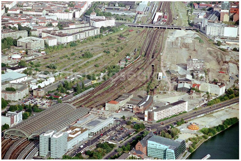 Berlin from above - 22.08.2004 Auf etwa 21 Hektar des einstigen Ostgüterbahnhofs soll ein neues Stadtviertel entstehen. Mit Büros, Wohnungen, einem Kino und Einkaufsmöglichkeiten.Die geplante Arena mit 16 000 Plätzen ist der Mittelpunkt des Viertels. Geplant sind dort jährlich 150 Veranstaltungen, gerechnet wird mit zwei Millionen Besuchern. Anschutz Entertainment Group (D), Friedrichstr. 171, 10117 Berlin