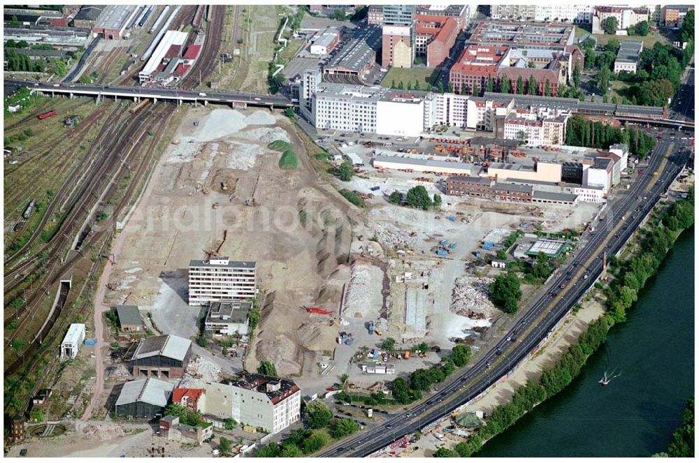 Aerial photograph Berlin - 22.08.2004 Auf etwa 21 Hektar des einstigen Ostgüterbahnhofs soll die Anschutz-Arena / Berlin Arena entstehen. Mit Büros, Wohnungen, einem Kino und Einkaufsmöglichkeiten.Die geplante Arena mit 16 000 Plätzen ist der Mittelpunkt des Viertels. Geplant sind dort jährlich 150 Veranstaltungen, gerechnet wird mit zwei Millionen Besuchern. Anschütz Entertainment Group (D), Friedrichstr. 171, 10117 Berlin