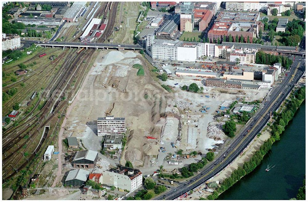 Berlin from above - 22.08.2004 Auf etwa 21 Hektar des einstigen Ostgüterbahnhofs soll die Anschutz-Arena / Berlin Arena entstehen. Mit Büros, Wohnungen, einem Kino und Einkaufsmöglichkeiten.Die geplante Arena mit 16 000 Plätzen ist der Mittelpunkt des Viertels. Geplant sind dort jährlich 150 Veranstaltungen, gerechnet wird mit zwei Millionen Besuchern. Anschütz Entertainment Group (D), Friedrichstr. 171, 10117 Berlin