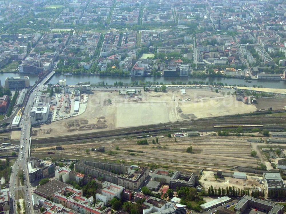 Aerial image Berlin - Friedrichshain - Auf etwa 21 Hektar des einstigen Ostgüterbahnhofs soll die Anschutz-Arena / Berlin Arena entstehen. Mit Büros, Wohnungen, einem Kino und Einkaufsmöglichkeiten.Die geplante Arena mit 16 000 Plätzen ist der Mittelpunkt des Viertels. Geplant sind dort jährlich 150 Veranstaltungen, gerechnet wird mit zwei Millionen Besuchern. Anschütz Entertainment Group (D), Friedrichstr. 171, 10117 Berlin