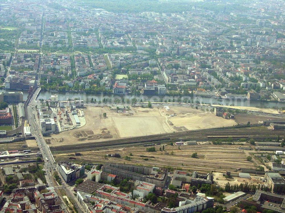 Aerial photograph Berlin - Friedrichshain - Auf etwa 21 Hektar des einstigen Ostgüterbahnhofs soll die Anschutz-Arena / Berlin Arena entstehen. Mit Büros, Wohnungen, einem Kino und Einkaufsmöglichkeiten.Die geplante Arena mit 16 000 Plätzen ist der Mittelpunkt des Viertels. Geplant sind dort jährlich 150 Veranstaltungen, gerechnet wird mit zwei Millionen Besuchern. Anschütz Entertainment Group (D), Friedrichstr. 171, 10117 Berlin