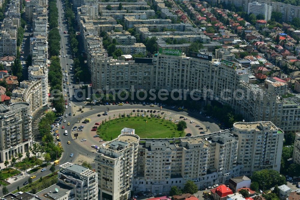 Aerial photograph Bukarest - View of the Round Square Piata Alba Iulia in the city center of Bucharest in Romania. The embossed in the style of Stalinist-dominated socialist architectural style houses line the streets and were up in the 70s of the previous century as a showpiece of socialist architecture