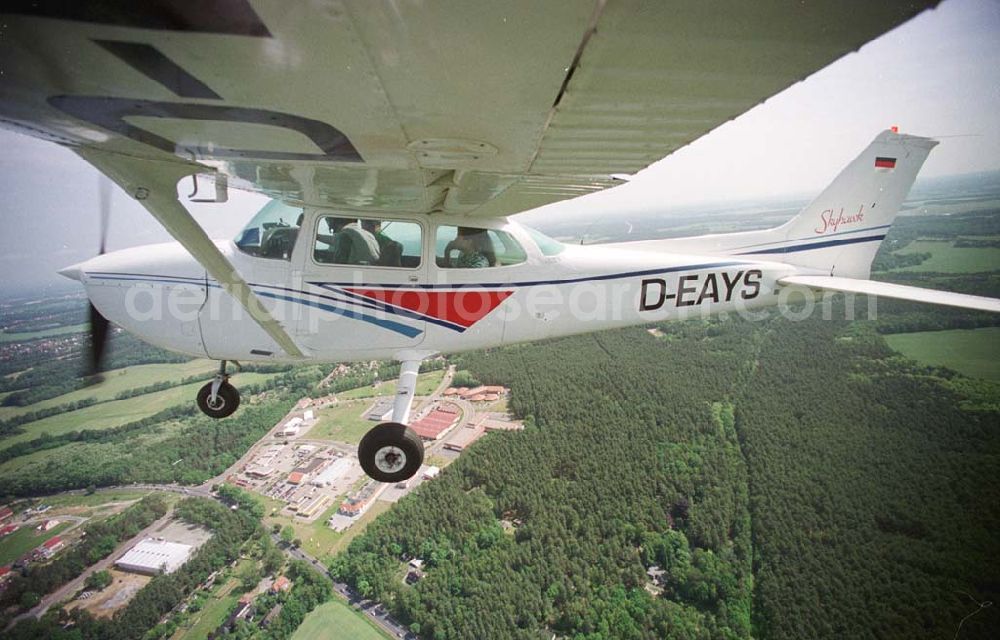 Neuhausen / BRB from the bird's eye view: Rundflug der Agentur mit der Forster Rosenkönigin mit einer C172 der Niederlausitz Flug GmbH vom Flugplatz Neuhausen aus über Cottbus und Forst.