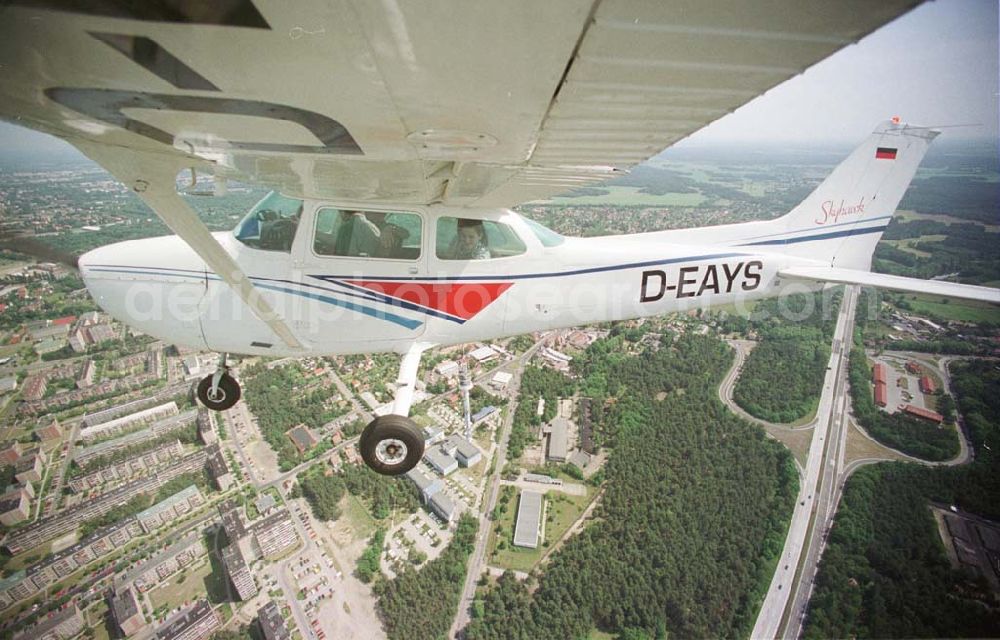 Cottbus / BRB from the bird's eye view: Rundflug der Agentur mit der Forster Rosenkönigin mit einer C172 der Niederlausitz Flug GmbH vom Flugplatz Neuhausen aus über Cottbus und Forst.