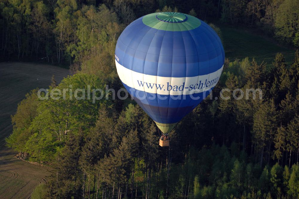 Aerial photograph Neumark - Blick auf einen Heißluftballon beim Rundflug über Neumark und Umgebung. Kontakt: Gemeindeverwaltung Neumark, Markt 3, 08496 Neumark, Tel. +49(0)37600 94112, Fax +49(0)37600 2903, Email: info@neumark-vogtland.de