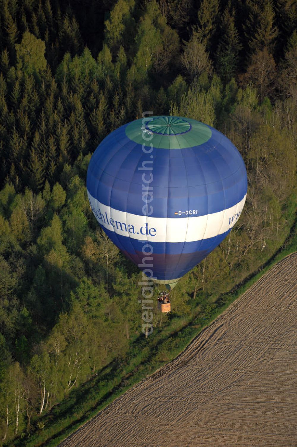 Neumark from the bird's eye view: Blick auf einen Heißluftballon beim Rundflug über Neumark und Umgebung. Kontakt: Gemeindeverwaltung Neumark, Markt 3, 08496 Neumark, Tel. +49(0)37600 94112, Fax +49(0)37600 2903, Email: info@neumark-vogtland.de